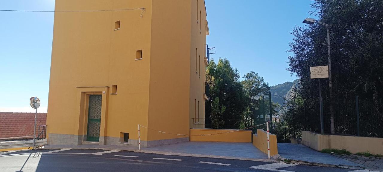 Casa Di Claude Con Posto Auto Apartment Finale Ligure Bagian luar foto